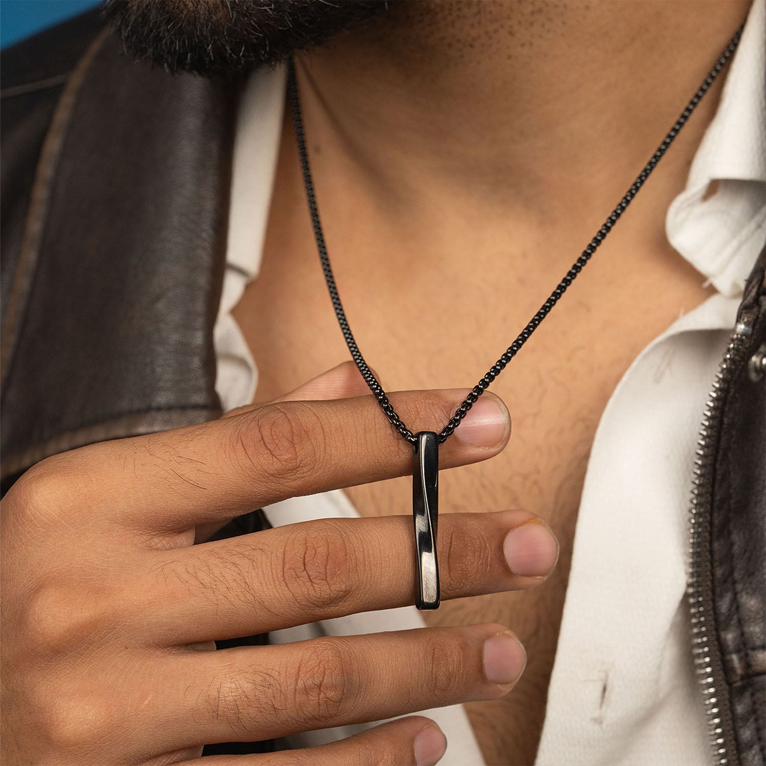 Twisted Bar Necklace Black