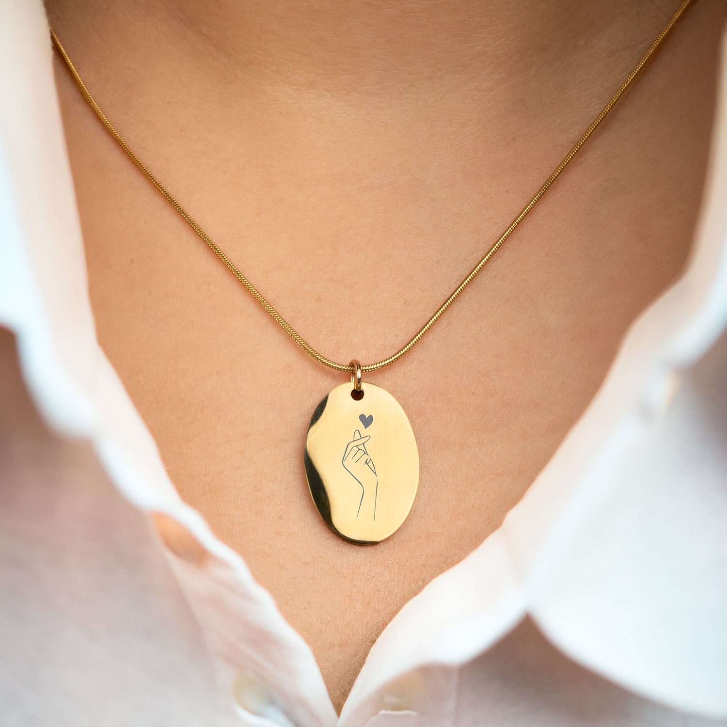 Finger Hearts Oval Necklace Gold